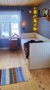 Un dormitorio con una cama grande y una ventana en Gårdshus en Lit
