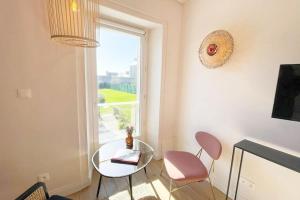 une chambre avec une table, des chaises et une fenêtre dans l'établissement Appartement Frida - Plage 50m - Rue gratuite, à Saint-Malo