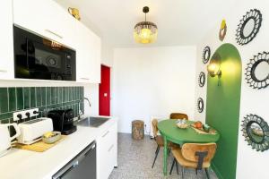 Kuchyňa alebo kuchynka v ubytovaní Appartement Frida - Plage 50m - Rue gratuite + 20 fotografií