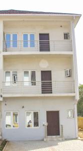 un gran edificio blanco con balcones y ventanas en House 13, Wuye Abuja, en Abuja