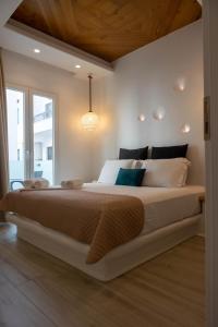1 dormitorio con 1 cama grande en una habitación en Studios Alsos, en Naxos Chora
