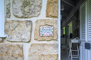 Et logo, certifikat, skilt eller en pris der bliver vist frem på Tamarind Cottage by Bluescape