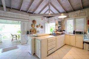 Køkken eller tekøkken på Tamarind Cottage by Bluescape