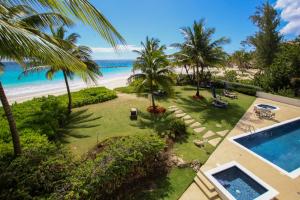 Una vista aérea de un complejo turístico con piscina y playa. en Ocean One 204 by Bluescape, en Christ Church