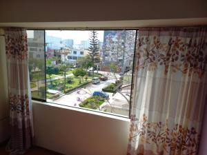 ventana con vistas a una calle de la ciudad en Apartamento frente a hermoso Parque, en Lima