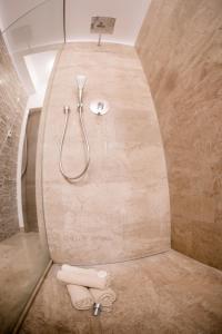 y baño con ducha y toallas en el suelo. en Luxury Down Town, en Bucarest
