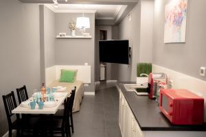 Habitación con mesa, cama y cocina. en Luxury Down Town, en Bucarest