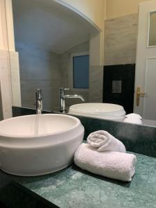 W łazience znajduje się umywalka, wanna i lustro. w obiekcie Presidential Apartment by Athens Stay w Atenach +8 zdjęć