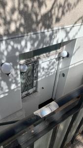 lustro na ścianie nad ławką w obiekcie Presidential Apartment by Athens Stay w Atenach
