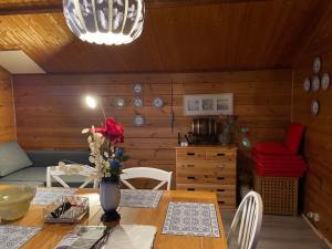 Undenäs的住宿－Holiday House with beautiful scenery near Göta Kanal，用餐室,配有花瓶桌子