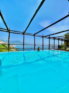 una grande piscina con vista sull'acqua di Villa Alba d'Oro - Historic luxury villa ad Amalfi