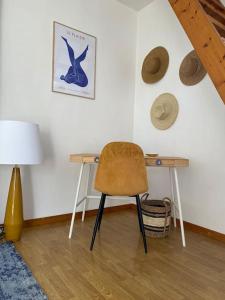 a desk in a room with a chair and a lamp at Appartement Miramar - Plage 50m - Rue gratuite in Saint Malo