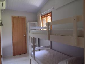 Katil atau katil-katil dalam bilik di Casa em meio a natureza e próxima a praia