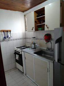 Una cocina o zona de cocina en APARTAMENTO EL TREBOL 01