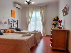 - une chambre avec 2 lits et une fenêtre dans l'établissement Villa Azahar Anita, à Nerja