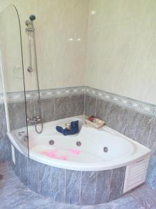 La salle de bains est pourvue d'une baignoire et d'une douche. dans l'établissement Villa Azahar Anita, à Nerja
