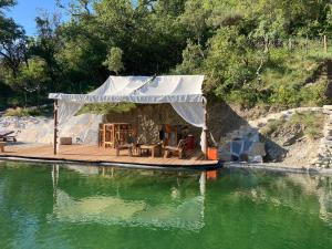 ein Zelt auf einem Dock in einem Wasserkörper in der Unterkunft Gite de Barbusse in Tornac