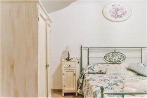 um quarto com uma cama e um relógio na parede em B&B Trulli Donna Isabella em Locorotondo