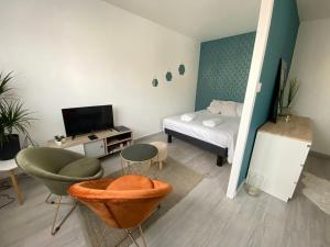 une chambre avec un lit et une chaise dans l'établissement COSY, à Clermont-Ferrand