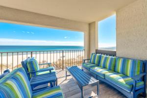 d'un balcon avec deux chaises bleues et une vue sur l'océan. dans l'établissement Shipwatch A504, à Perdido Key