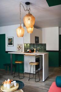 kuchnia z blatem i stołkami w pokoju w obiekcie Appartement Bollyroom - Plage 50m - Rue gratuite w Saint-Malo