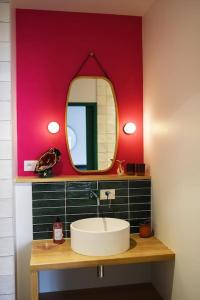 La salle de bains est pourvue d'un lavabo et d'un miroir. dans l'établissement Appartement Bollyroom - Plage 50m - Rue gratuite, à Saint-Malo