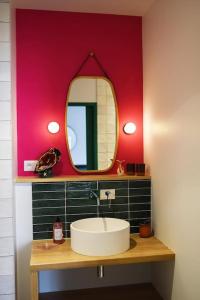 łazienka z umywalką i lustrem w obiekcie Appartement Bollyroom - Plage 50m - Rue gratuite w Saint-Malo