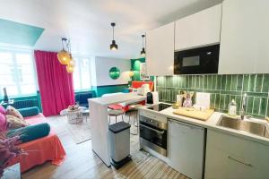 - une cuisine avec un évier et un comptoir dans l'établissement Appartement Bollyroom - Plage 50m - Rue gratuite, à Saint-Malo