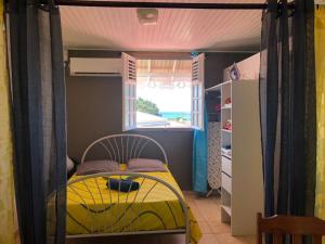 STUDIO PITAYA-CH Vue sur mer,Plage,Clim tesisinde bir odada yatak veya yataklar