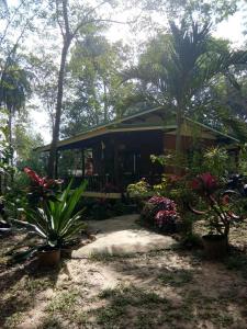 una casa con plantas delante de ella en Loma Sea Views, en Ko Jum