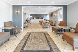 a restaurant with tables and chairs and a bar at La Quinta Inn by Wyndham Cleveland Independence in Independence