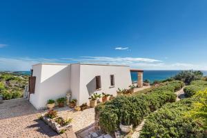 een huis met uitzicht op de oceaan bij Villa Carmen by Perle di Puglia in Morciano di Leuca