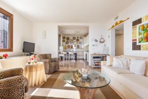 een woonkamer met een bank en een tafel bij Villa Carmen by Perle di Puglia in Morciano di Leuca