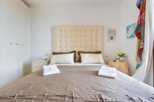 een slaapkamer met een groot bed met 2 kussens bij Villa Carmen by Perle di Puglia in Morciano di Leuca