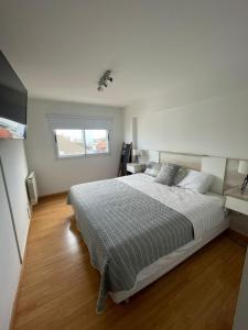 1 dormitorio con cama y ventana en Art Plants Apartment en Mar del Plata