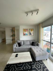 sala de estar con sofá y mesa de centro en Art Plants Apartment en Mar del Plata