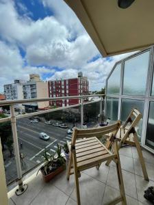 balcón con banco y vistas a la calle en Art Plants Apartment en Mar del Plata