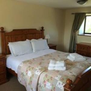 ein Schlafzimmer mit einem Bett mit zwei Handtüchern darauf in der Unterkunft Beautiful 4 Bedroom Cottage - Cottage 4 in Doncaster