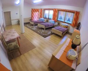 an overhead view of a living room with purple furniture at Apartamenty, mieszkanie na wynajem, 110m2, w Świdniku k Lublina in Świdnik