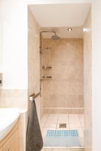 ein Bad mit einer Dusche, einem Waschbecken und einem WC in der Unterkunft 3 Bedroom home close to town centre with WiFi & garden in Royal Tunbridge Wells