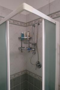 um chuveiro com uma porta de vidro na casa de banho em NIDO TRA LE MURA em Montagnana