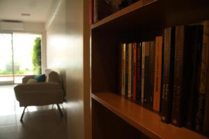 una estantería llena de libros y una silla en Departamento, zona centrica en Salta