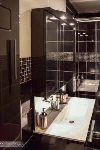 La salle de bains est pourvue d'un lavabo et d'un miroir. dans l'établissement COSY, à Clermont-Ferrand