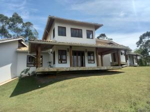 a house with a large yard in front of it at Hidromassagem, 5 qtos, 3 stes com vista para a Pedra Azul - Adelta hospedagem in Venda Nova do Imigrante