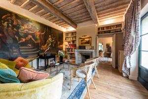 uma sala de estar com uma grande pintura na parede em Villa la Roseta em Ponte di Masino
