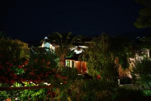 A garden outside Babis Apartments & Studios Iremia