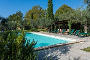 uma piscina com cadeiras e um gazebo em Villa la Roseta em Ponte di Masino
