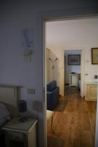 波隆那的住宿－ResArt Iàcomus，带沙发和蓝椅的客厅