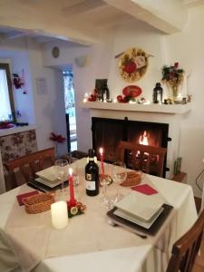 uma mesa de jantar com uma toalha de mesa branca e velas em Il Rifugio, nel cuore della Maremma Toscana, zona Saturnia em Murci