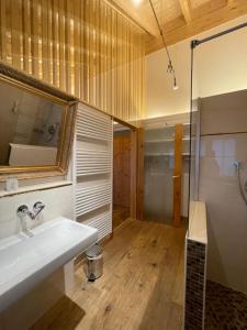 Koupelna v ubytování Landhaus Kössel